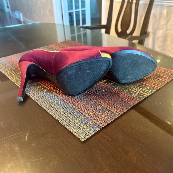 Nine West Burgundy Satin Peep Toe Pumps with Gold Piping and Stripe- Size 10 - Picture 8 of 8